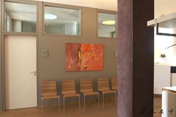 Modernes Wartezimmer mit Holzstühlen, abstraktem Gemälde und großen Fenstern.